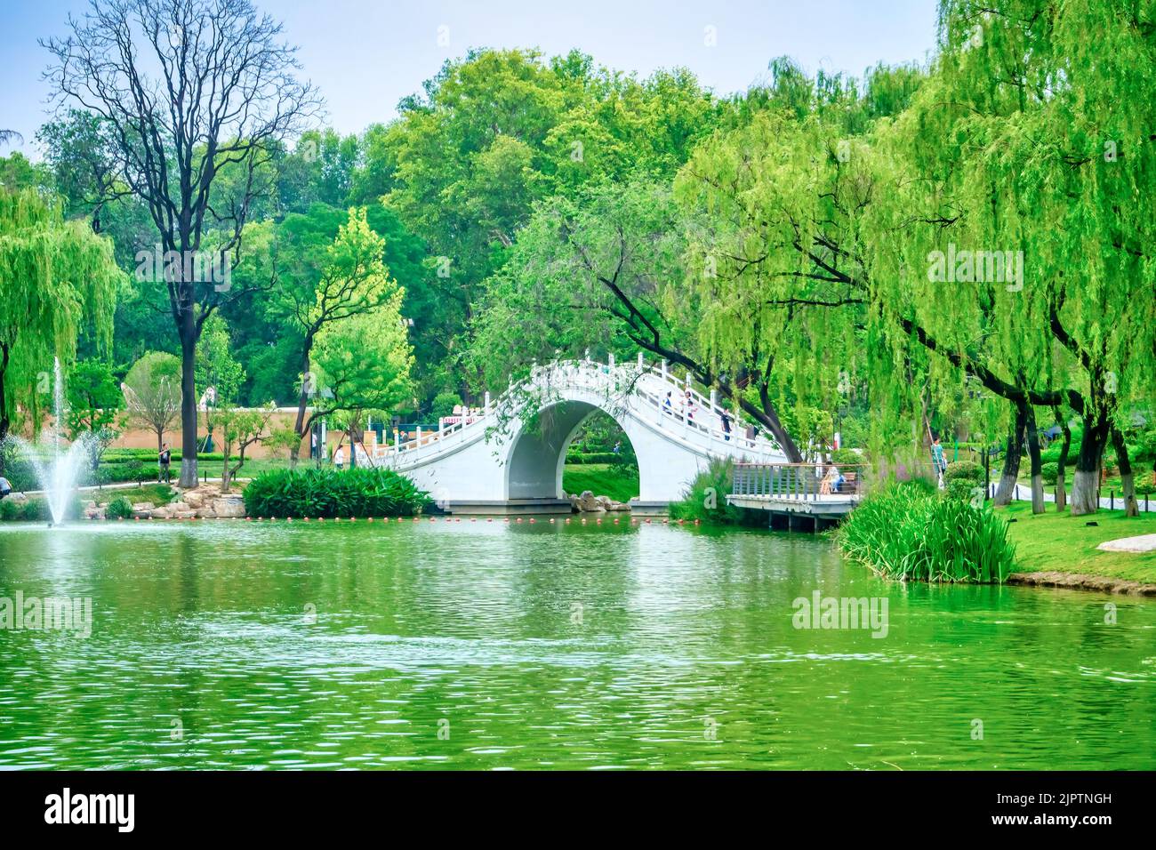 Le lac de Fudong près du Tang Paradise. Petit pont sur l'eau. La région est une célèbre attraction touristique Banque D'Images