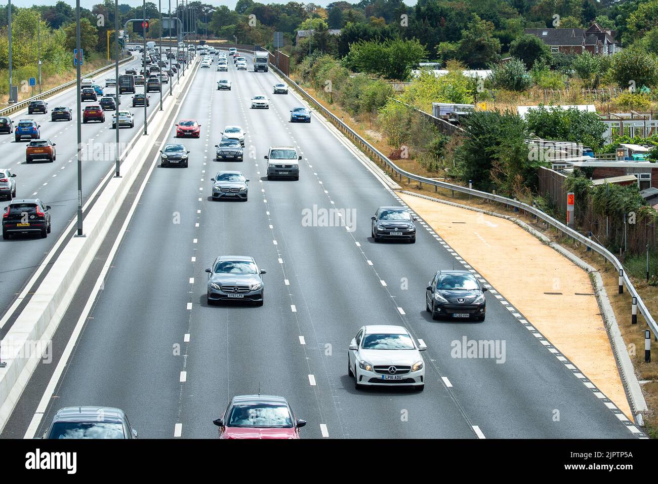 Slough, Berkshire, Royaume-Uni. 20th août 2022. Une nouvelle limite de vitesse variable de 60mph est maintenant en vigueur sur certaines parties du M4 puisque les travaux finaux sont achevés sur la mise à niveau numérique d'une partie du M4. L'épaule dure a été enlevée et au lieu de cela il y a seulement des zones de refuge intermittentes peintes en jaune. Rishi Sunak s’est engagé à ne pas sanctionner de nouvelles autoroutes intelligentes s’il devenait Premier ministre. Crédit : Maureen McLean/Alay Live News Banque D'Images