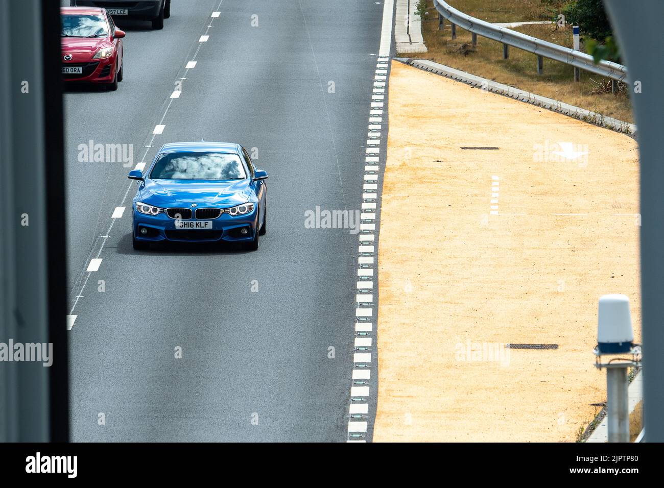 Slough, Berkshire, Royaume-Uni. 20th août 2022. Une nouvelle limite de vitesse variable de 60mph est maintenant en vigueur sur certaines parties du M4 puisque les travaux finaux sont achevés sur la mise à niveau numérique d'une partie du M4. L'épaule dure a été enlevée et au lieu de cela il y a seulement des zones de refuge intermittentes peintes en jaune. Rishi Sunak s’est engagé à ne pas sanctionner de nouvelles autoroutes intelligentes s’il devenait Premier ministre. Crédit : Maureen McLean/Alay Live News Banque D'Images