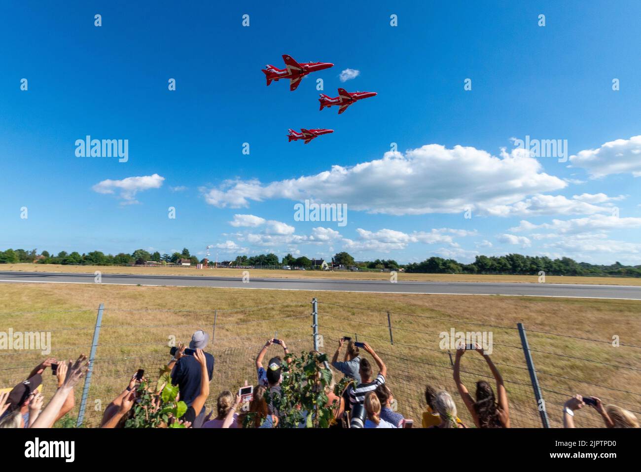 Aéroport de Londres Southend, Essex, Royaume-Uni. 20th août 2022. Les flèches rouges de la RAF utilisent l’aéroport civil pour effectuer les spectacles aériens de ce week-end à Eastbourne et à Folkestone. Les flèches rouges s'affichent en formation. Beaucoup de gens sont venus les voir, bordant les clôtures de périmètre Banque D'Images