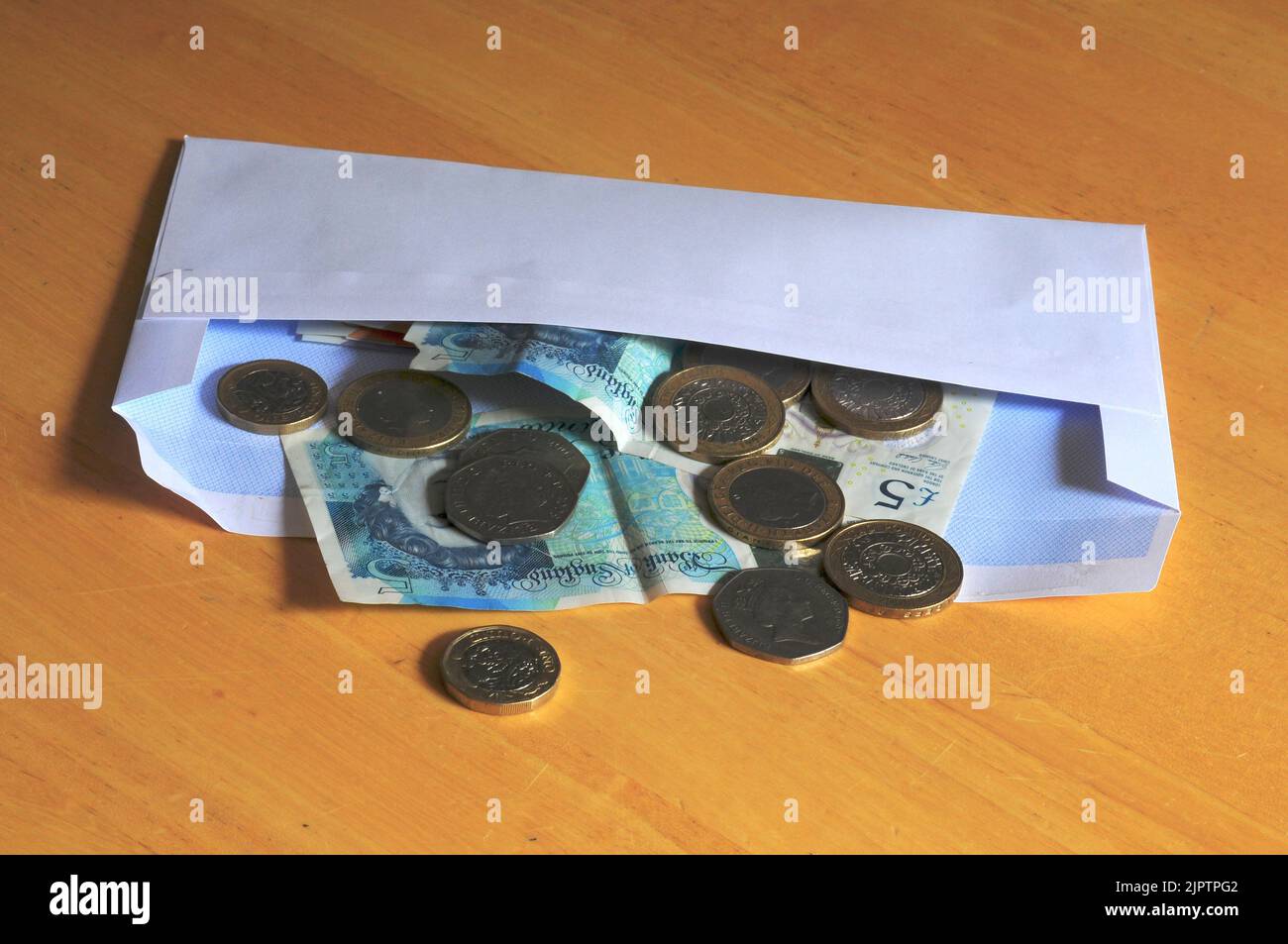 Pièces de monnaie et billets assortis en livres sterling Banque D'Images