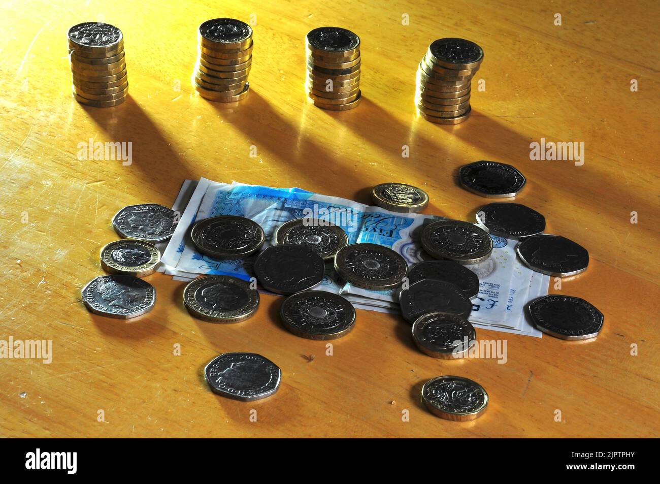 Pièces de monnaie et billets assortis en livres sterling Banque D'Images