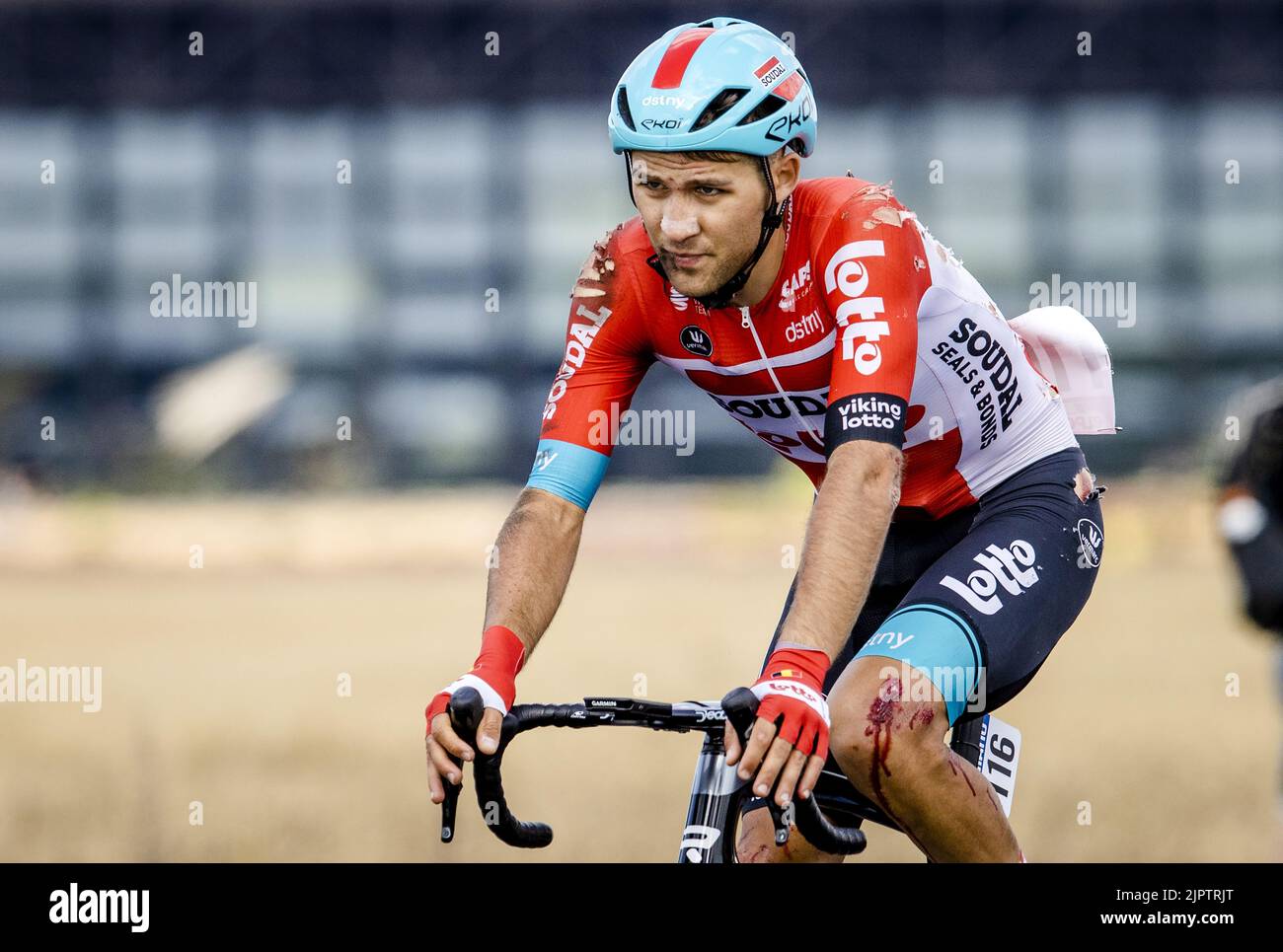 SOESTERBERG - un blessé Kamil Malecki de l'équipe Lotto Soudal passe la piste de la base aérienne de Soesterberg pendant la deuxième étape de la Vuelta a Espana (Vuelta a Espana). La deuxième étape de la Vuelta va de Den Bosch à Utrecht. ANP SEM VAN DER WAL Banque D'Images