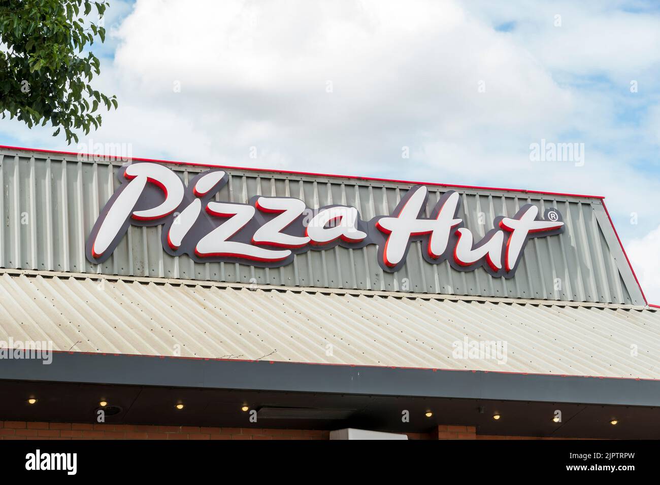 Affiche de nom de pizza Hut sur le restaurant pizza et le bâtiment de plats à emporter Lincoln 2022 Banque D'Images