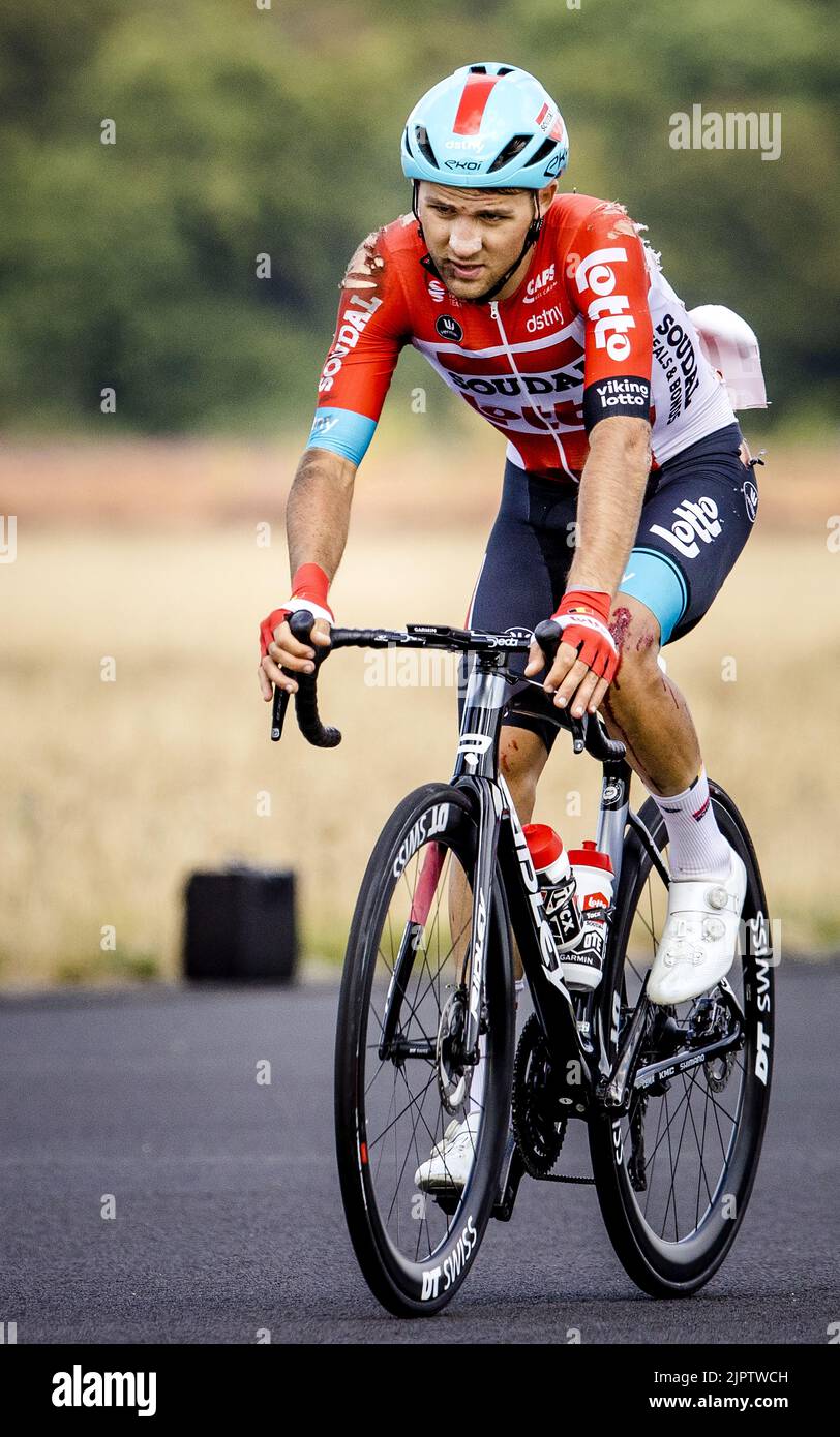 SOESTERBERG - un blessé Kamil Malecki de l'équipe Lotto Soudal passe la piste à la base aérienne de Soesterberg pendant la deuxième étape de la Vuelta a Espana (Vuelta a Espana). La deuxième étape de la Vuelta va de Den Bosch à Utrecht. ANP SEM VAN DER WAL Banque D'Images