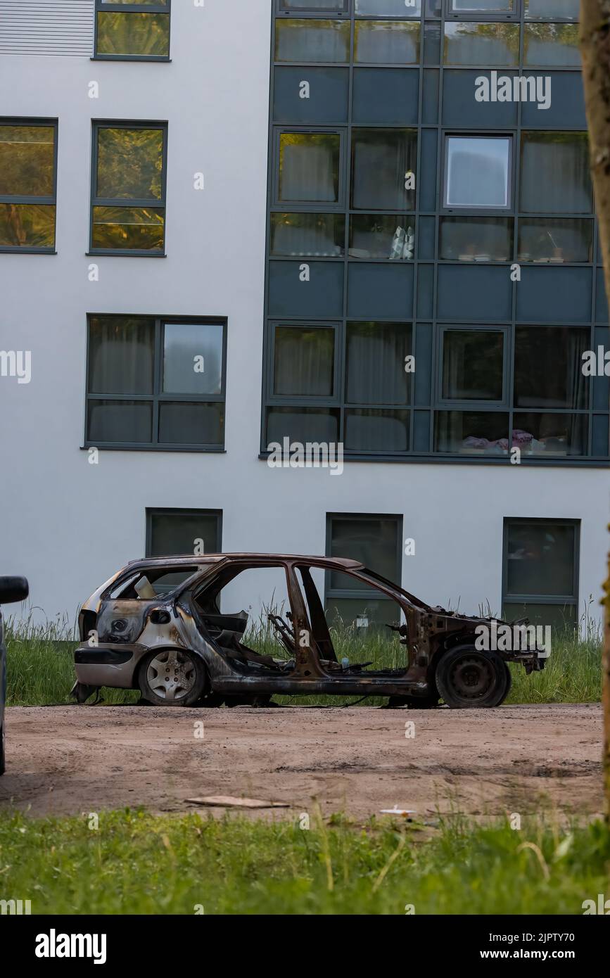 Une vieille voiture sans porte près du bâtiment Banque D'Images