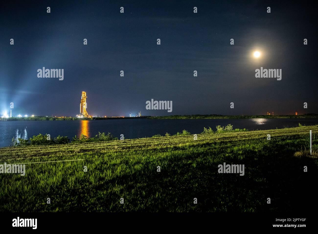 La fusée du système de lancement spatial de la NASA avec l'engin spatial Orion fait lentement place au lancement du complexe 39B au sommet d'un lanceur mobile, au Centre spatial Kennedy, à 16 août 2022, à Cape Canaveral, en Floride. Le déploiement est en préparation pour l'essai en vol non crewed prévu pas plus tôt que 29 août. Crédit : Ben Smegelsky/États-Unis Navy photo/Alamy Live News Banque D'Images