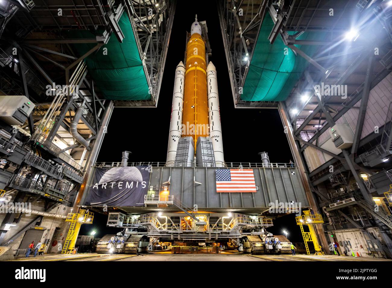Le système de lancement spatial de la NASA avec l'engin spatial Orion sort lentement du bâtiment d'assemblage de véhicules High Bay 3 au sommet d'un lanceur mobile, au Centre spatial Kennedy, à 16 août 2022, à Cape Canaveral, en Floride. Le déploiement est en préparation pour l'essai en vol non crewed prévu pas plus tôt que 29 août. Crédit : Ben Smegelsky/États-Unis Navy photo/Alamy Live News Banque D'Images