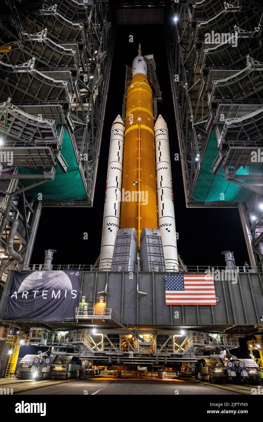 Le système de lancement spatial de la NASA avec l'engin spatial Orion sort lentement du bâtiment d'assemblage de véhicules High Bay 3 au sommet d'un lanceur mobile, au Centre spatial Kennedy, à 16 août 2022, à Cape Canaveral, en Floride. Le déploiement est en préparation pour l'essai en vol non crewed prévu pas plus tôt que 29 août. Crédit : Ben Smegelsky/États-Unis Navy photo/Alamy Live News Banque D'Images