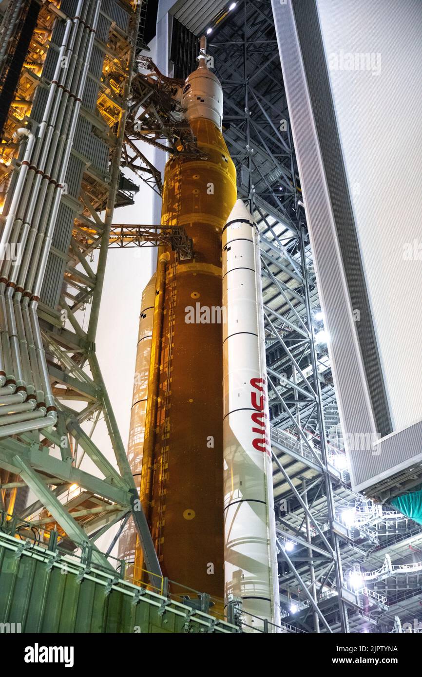Le système de lancement spatial de la NASA avec l'engin spatial Orion sort lentement du bâtiment d'assemblage de véhicules High Bay 3 au sommet d'un lanceur mobile, au Centre spatial Kennedy, à 16 août 2022, à Cape Canaveral, en Floride. Le déploiement est en préparation pour l'essai en vol non crewed prévu pas plus tôt que 29 août. Crédit : Ben Smegelsky/États-Unis Navy photo/Alamy Live News Banque D'Images