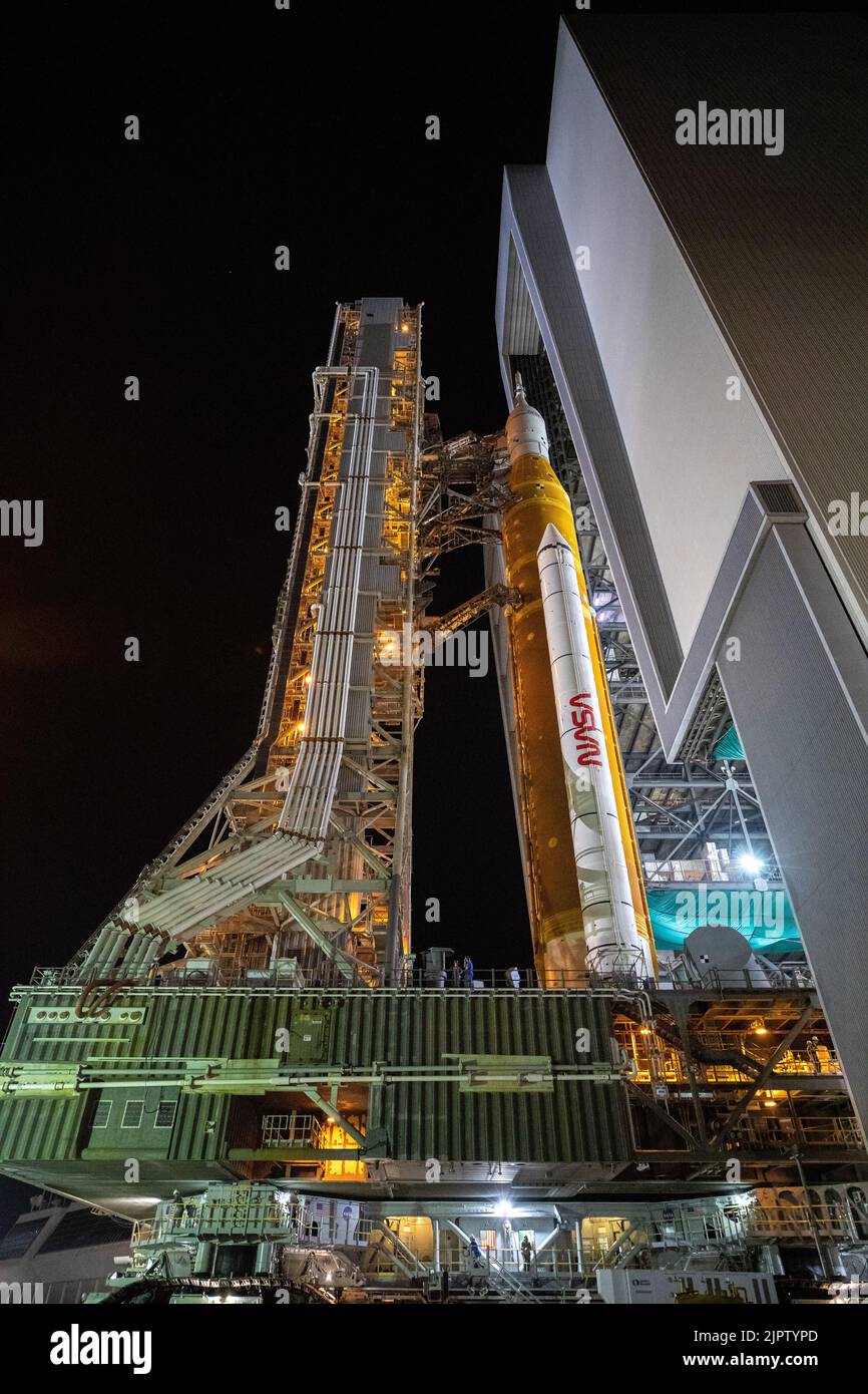 Le système de lancement spatial de la NASA avec l'engin spatial Orion sort lentement du bâtiment d'assemblage de véhicules High Bay 3 au sommet d'un lanceur mobile, au Centre spatial Kennedy, à 16 août 2022, à Cape Canaveral, en Floride. Le déploiement est en préparation pour l'essai en vol non crewed prévu pas plus tôt que 29 août. Crédit : Ben Smegelsky/États-Unis Navy photo/Alamy Live News Banque D'Images