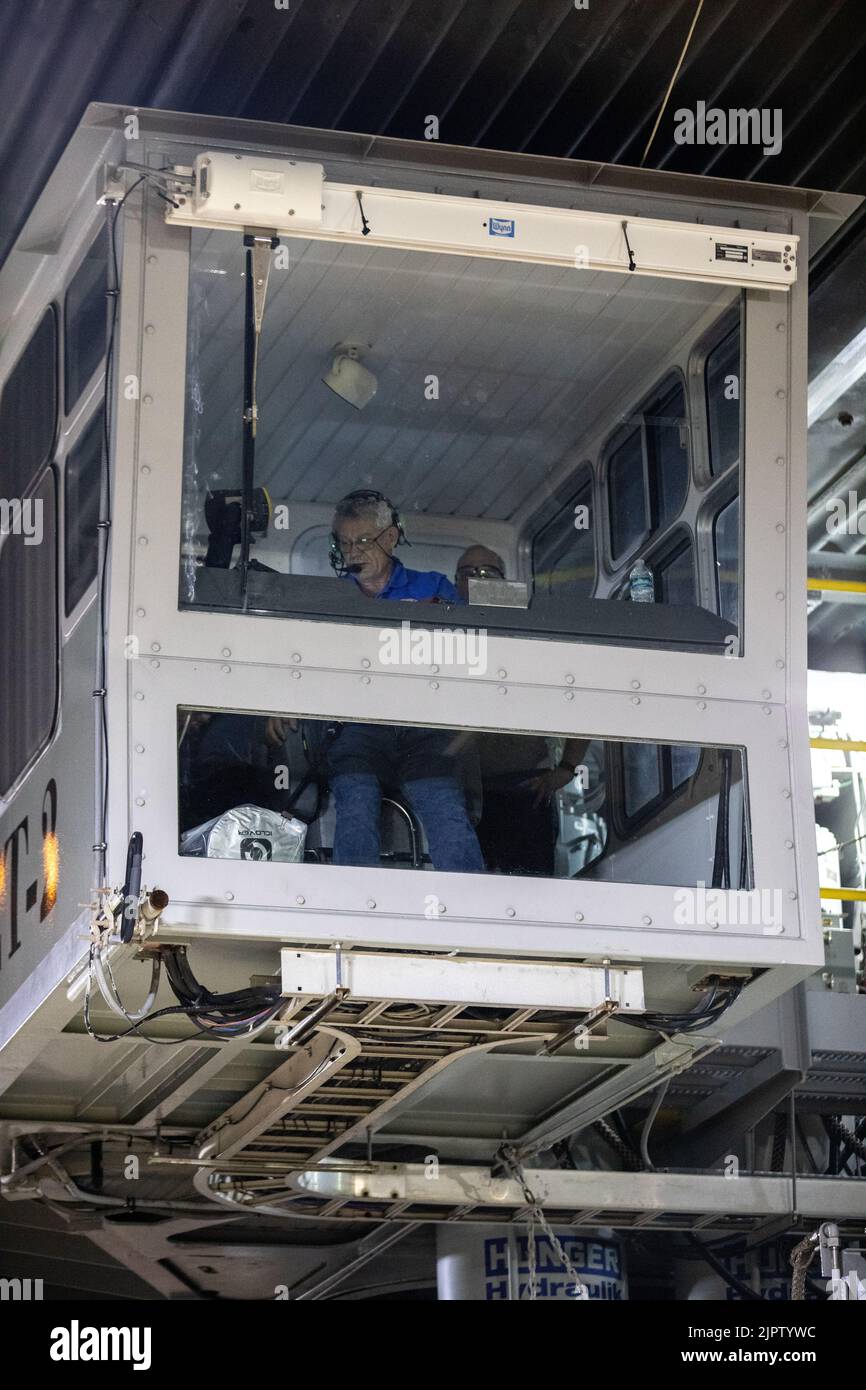 Sam Dove, Jacobs Engineering, mécanicien et chauffeur d'exploitation de véhicules à chenilles, à l'intérieur de la cabine de l'opérateur du véhicule à chenilles pendant les opérations de déploiement de la fusée du système de lancement spatial de la NASA avec l'engin spatial Orion au Kennedy Space Center, à 16 août 2022, à Cape Canaveral, en Floride. Le déploiement est en préparation pour l'essai en vol non crewed prévu pas plus tôt que 29 août. Crédit : Ben Smegelsky/États-Unis Navy photo/Alamy Live News Banque D'Images