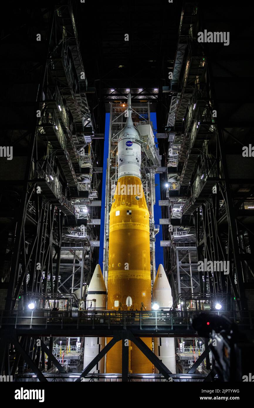 Le système de lancement spatial de la NASA avec l'engin spatial Orion sort lentement du bâtiment d'assemblage de véhicules High Bay 3 au sommet d'un lanceur mobile, au Centre spatial Kennedy, à 16 août 2022, à Cape Canaveral, en Floride. Le déploiement est en préparation pour l'essai en vol non crewed prévu pas plus tôt que 29 août. Crédit : Ben Smegelsky/États-Unis Navy photo/Alamy Live News Banque D'Images