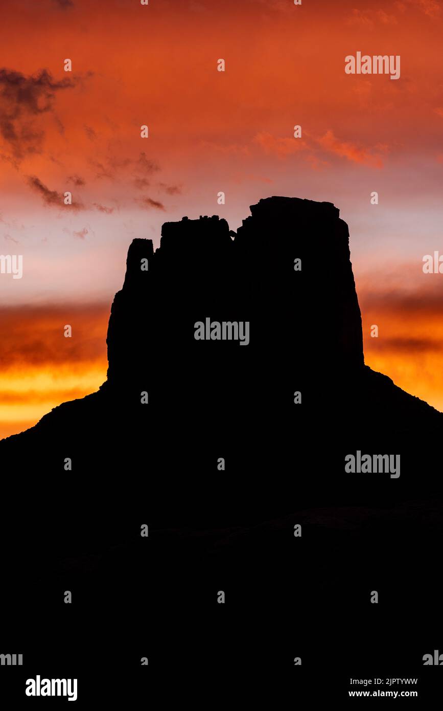 Une des Buttes de la Croix au coucher du soleil, Parc national de Canyonlands, Utah. Banque D'Images