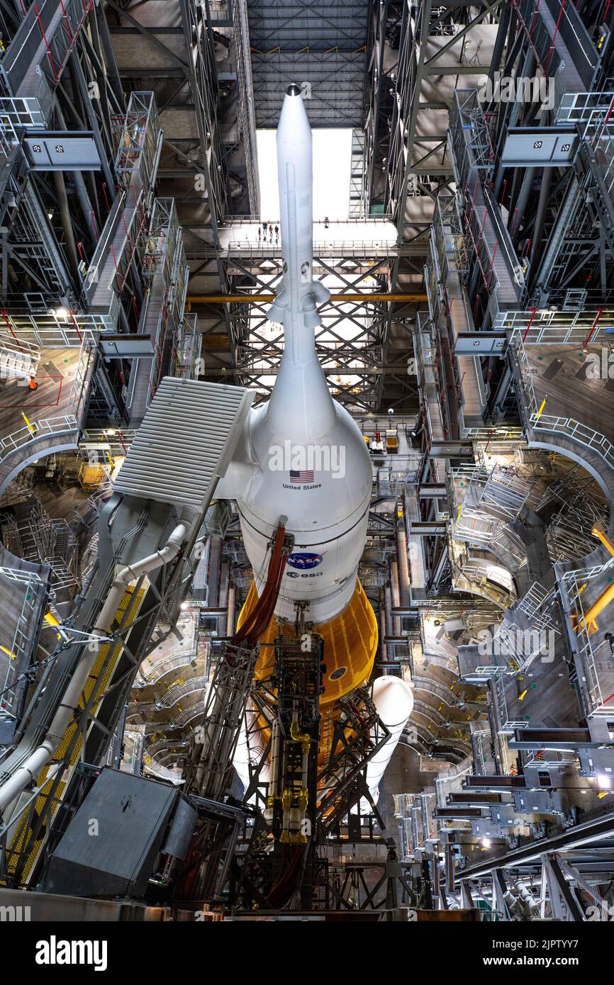 La fusée du système de lancement spatial de la NASA avec l'engin spatial Orion se prépare à déployer le bâtiment d'assemblage de véhicules High Bay 3 au sommet d'un lanceur mobile, au Centre spatial Kennedy, à 16 août 2022, à Cape Canaveral, en Floride. Le déploiement est en préparation pour l'essai en vol non crewed prévu pas plus tôt que 29 août. Crédit : Kim Shiflett/États-Unis Navy photo/Alamy Live News Banque D'Images