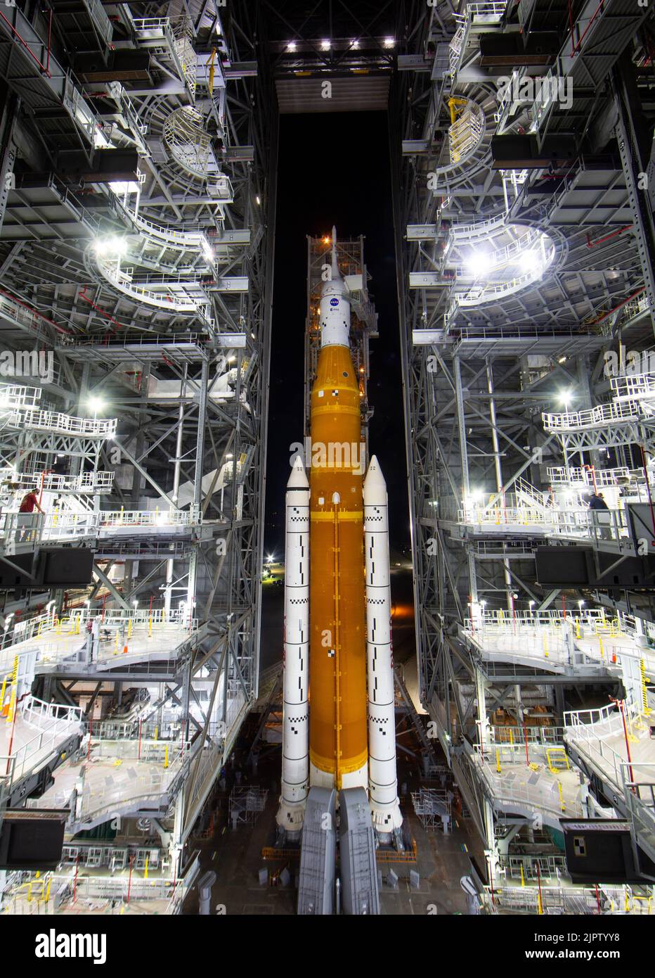 La fusée du système de lancement spatial de la NASA avec l'engin spatial Orion commence le déploiement à partir du bâtiment d'assemblage de véhicules High Bay 3 au sommet d'un lanceur mobile, au Centre spatial Kennedy, à 16 août 2022, à Cape Canaveral, en Floride. Le déploiement est en préparation pour l'essai en vol non crewed prévu pas plus tôt que 29 août. Crédit : Joel Kowsky/États-Unis Navy photo/Alamy Live News Banque D'Images