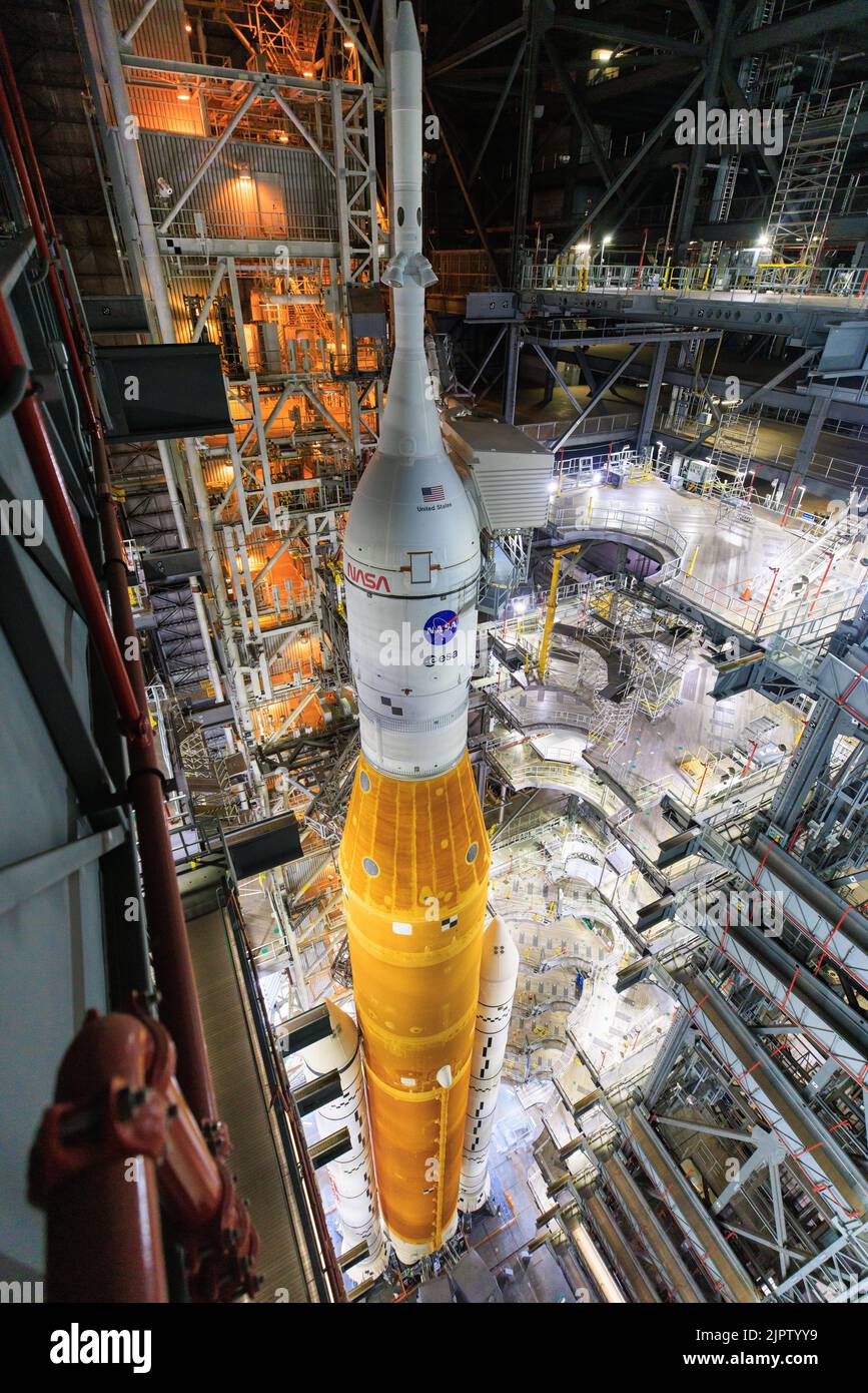 La fusée du système de lancement spatial de la NASA avec l'engin spatial Orion se prépare à déployer le bâtiment d'assemblage de véhicules High Bay 3 au sommet d'un lanceur mobile, au Centre spatial Kennedy, à 16 août 2022, à Cape Canaveral, en Floride. Le déploiement est en préparation pour l'essai en vol non crewed prévu pas plus tôt que 29 août. Crédit : Frank Michaux/États-Unis Navy photo/Alamy Live News Banque D'Images