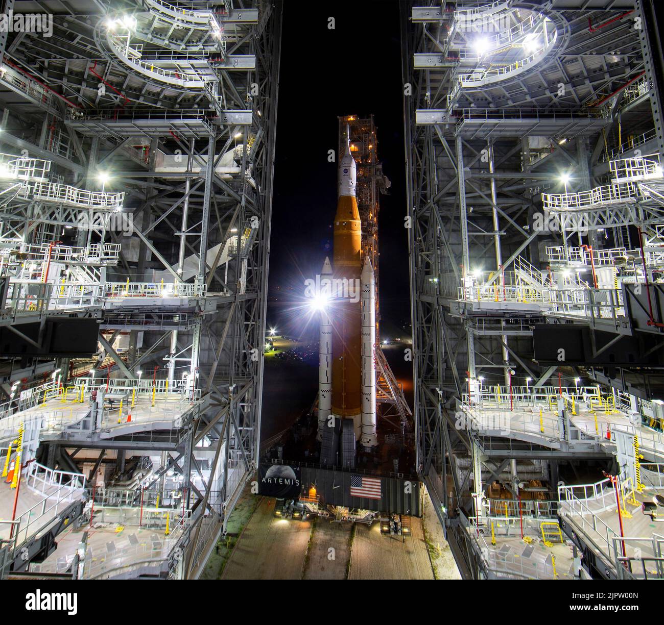 Le système de lancement spatial de la NASA, avec l'engin spatial Orion, est lancé depuis le bâtiment d'assemblage de véhicules High Bay 3, au sommet d'un lanceur mobile, au Centre spatial Kennedy, à 16 août 2022, à Cape Canaveral, en Floride. Le déploiement est en préparation pour l'essai en vol non crewed prévu pas plus tôt que 29 août. Crédit : Joel Kowsky/États-Unis Navy photo/Alamy Live News Banque D'Images