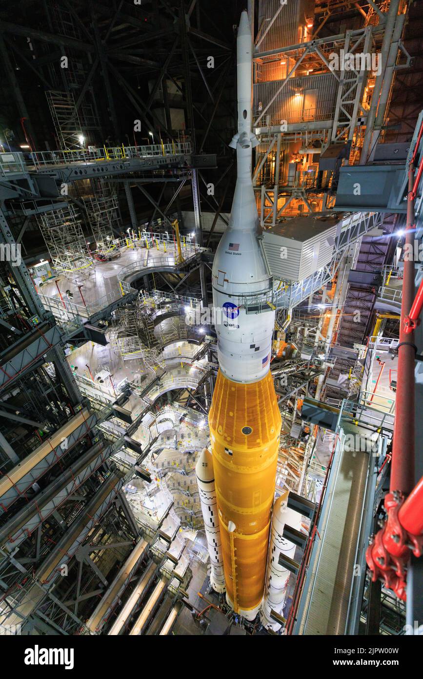 La fusée du système de lancement spatial de la NASA avec l'engin spatial Orion se prépare à déployer le bâtiment d'assemblage de véhicules High Bay 3 au sommet d'un lanceur mobile, au Centre spatial Kennedy, à 16 août 2022, à Cape Canaveral, en Floride. Le déploiement est en préparation pour l'essai en vol non crewed prévu pas plus tôt que 29 août. Crédit : Frank Michaux/États-Unis Navy photo/Alamy Live News Banque D'Images