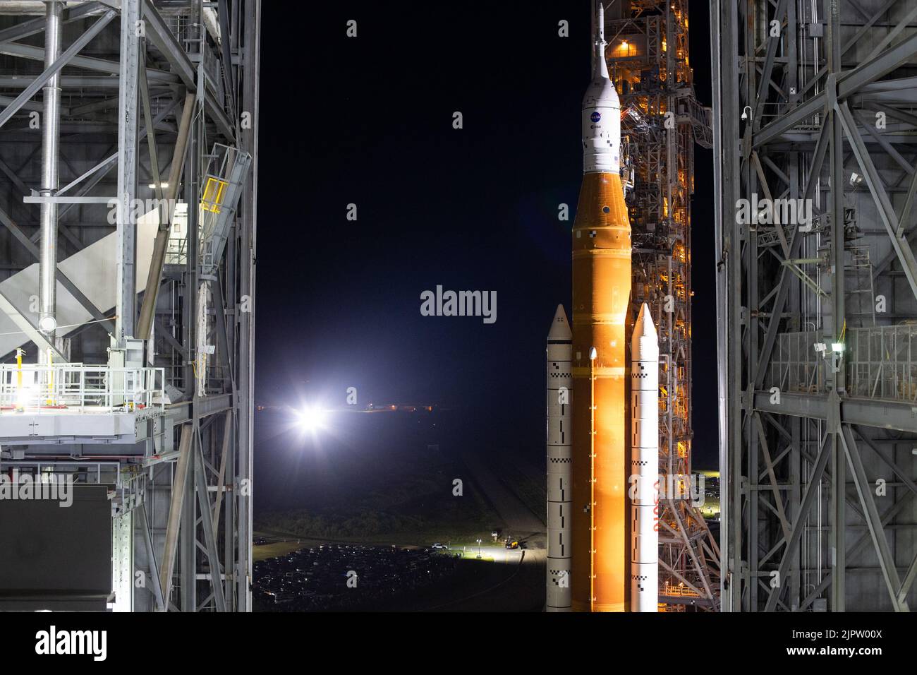 La fusée du système de lancement spatial de la NASA avec l'engin spatial Orion commence le déploiement à partir du bâtiment d'assemblage de véhicules High Bay 3 au sommet d'un lanceur mobile, au Centre spatial Kennedy, à 16 août 2022, à Cape Canaveral, en Floride. Le déploiement est en préparation pour l'essai en vol non crewed prévu pas plus tôt que 29 août. Crédit : Joel Kowsky/États-Unis Navy photo/Alamy Live News Banque D'Images