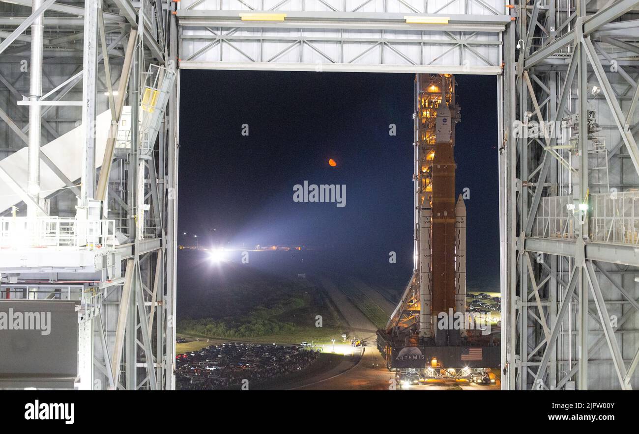 Le système de lancement spatial de la NASA, avec l'engin spatial Orion, est lancé depuis le bâtiment d'assemblage de véhicules High Bay 3, au sommet d'un lanceur mobile, au Centre spatial Kennedy, à 16 août 2022, à Cape Canaveral, en Floride. Le déploiement est en préparation pour l'essai en vol non crewed prévu pas plus tôt que 29 août. Crédit : Joel Kowsky/États-Unis Navy photo/Alamy Live News Banque D'Images