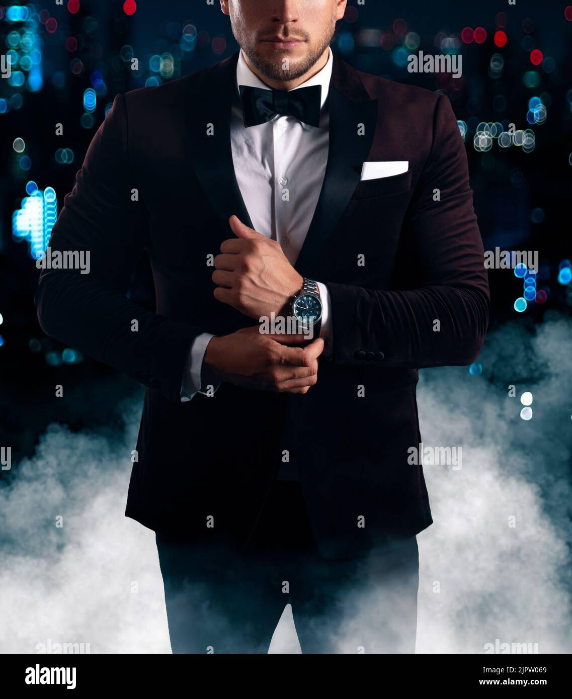 Agent secret dans noeud papillon régler montre dans la nuit de ville Banque D'Images