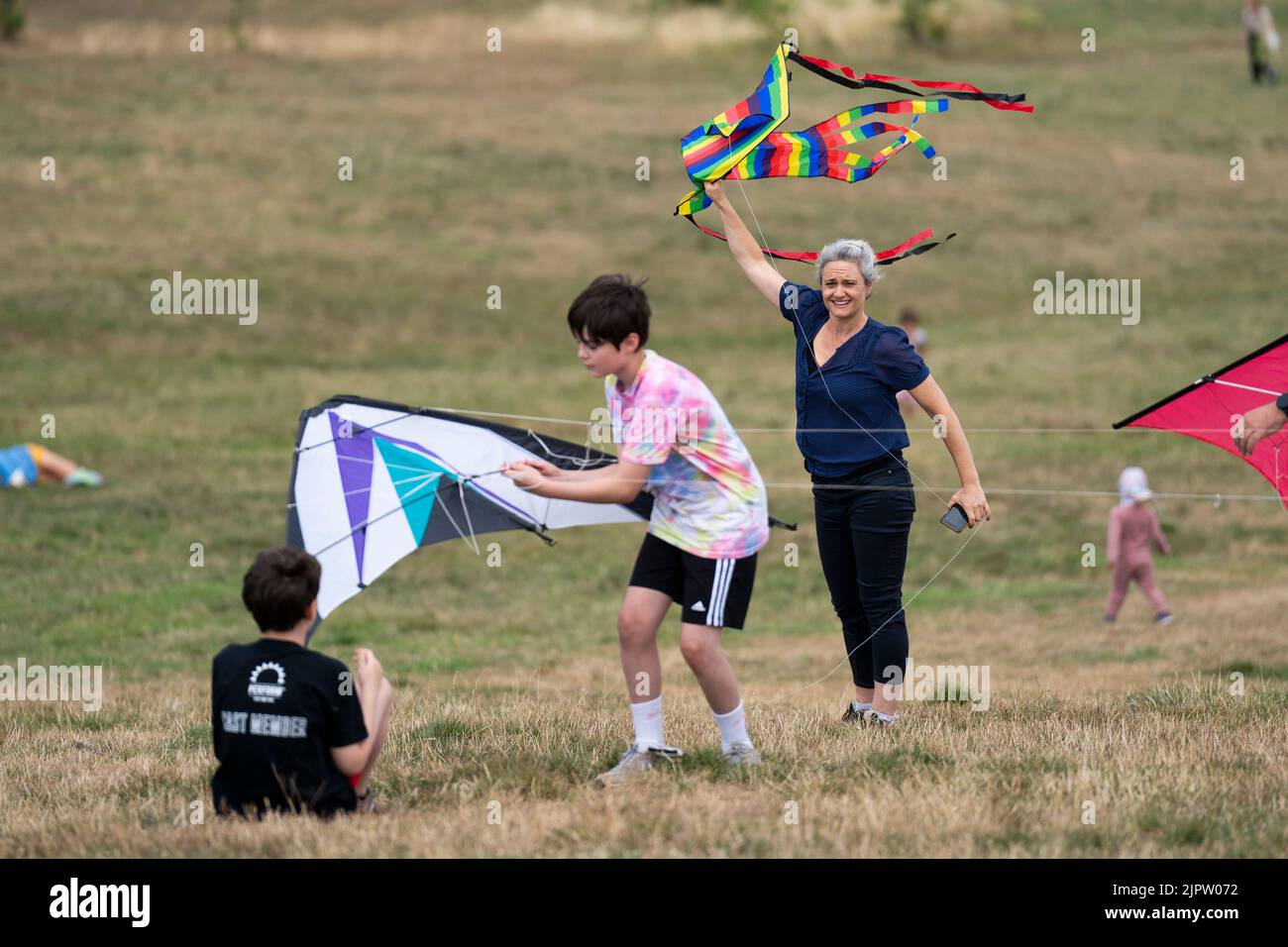 Les gens font voler leurs cerfs-volants dans un photocall avec le théâtre Good chance et des artistes afghans lorsqu'ils lancent Fly with moi sur Hampstead Heath à Londres. Date de la photo: Samedi 20 août 2022. Banque D'Images