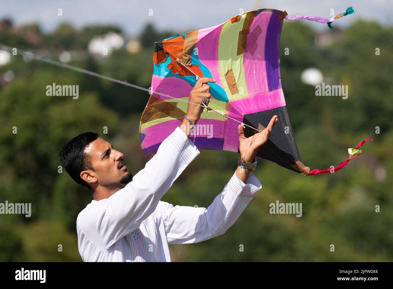 Un homme avec son cerf-volant à un photocall avec le théâtre de bonne chance et des artistes afghans comme ils lancent Fly with moi sur Hampstead Heath à Londres. Date de la photo: Samedi 20 août 2022. Banque D'Images