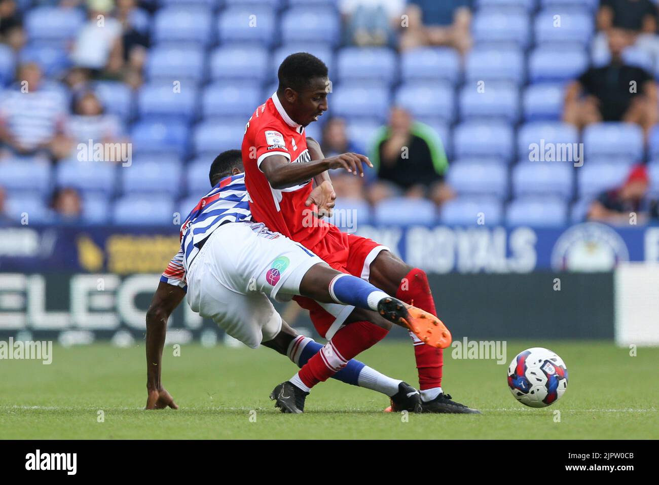 Reading, Royaume-Uni. 20th août 2022. Esaïe Jones #2 de Middlesbrough et Tom Ince #10 de Reading Tussle for the ball à Reading, Royaume-Uni, le 8/20/2022. (Photo par Arron Gent/News Images/Sipa USA) crédit: SIPA USA/Alay Live News Banque D'Images