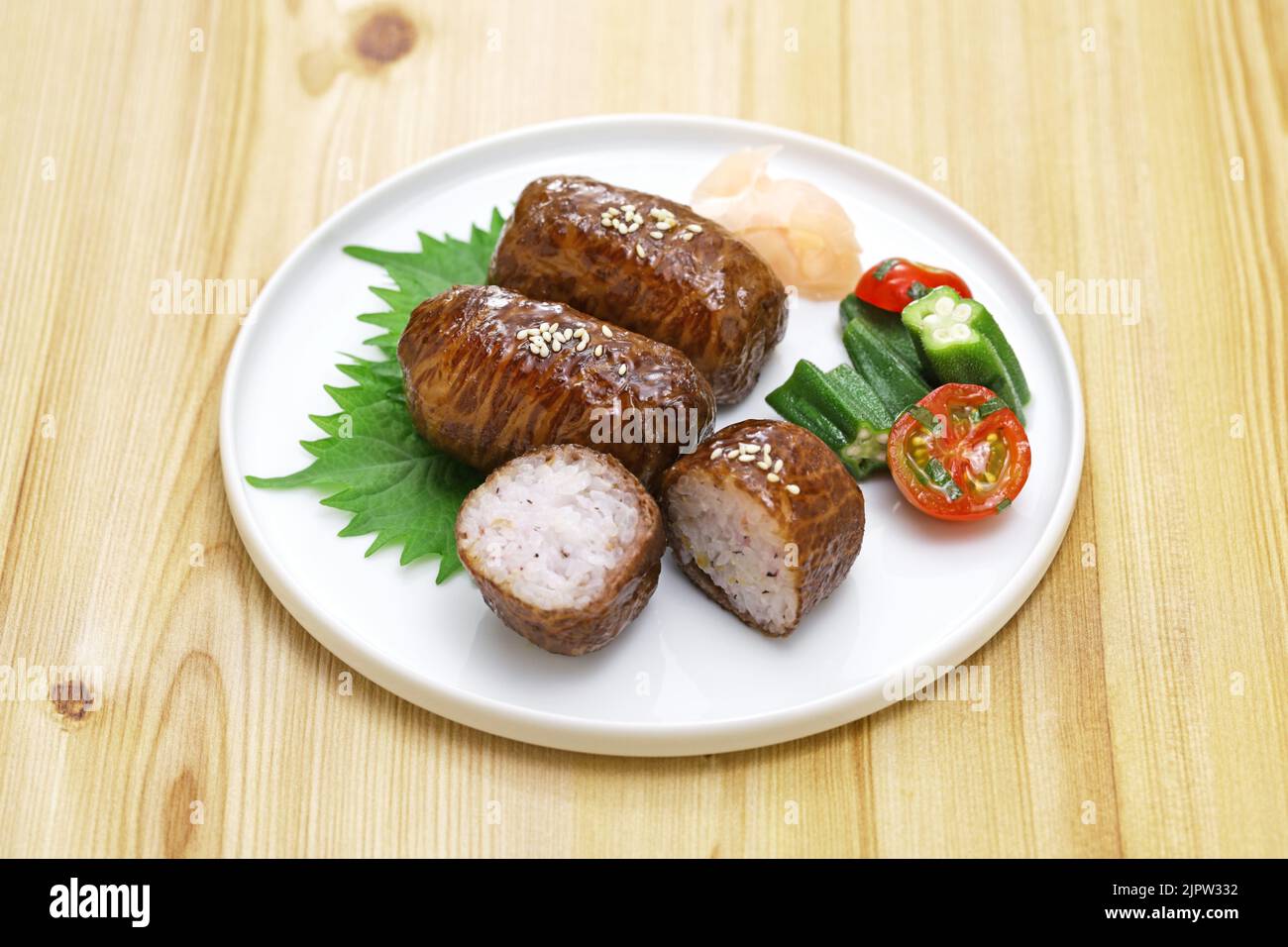 Boulettes de riz enveloppées de bœuf, cuisine japonaise Banque D'Images