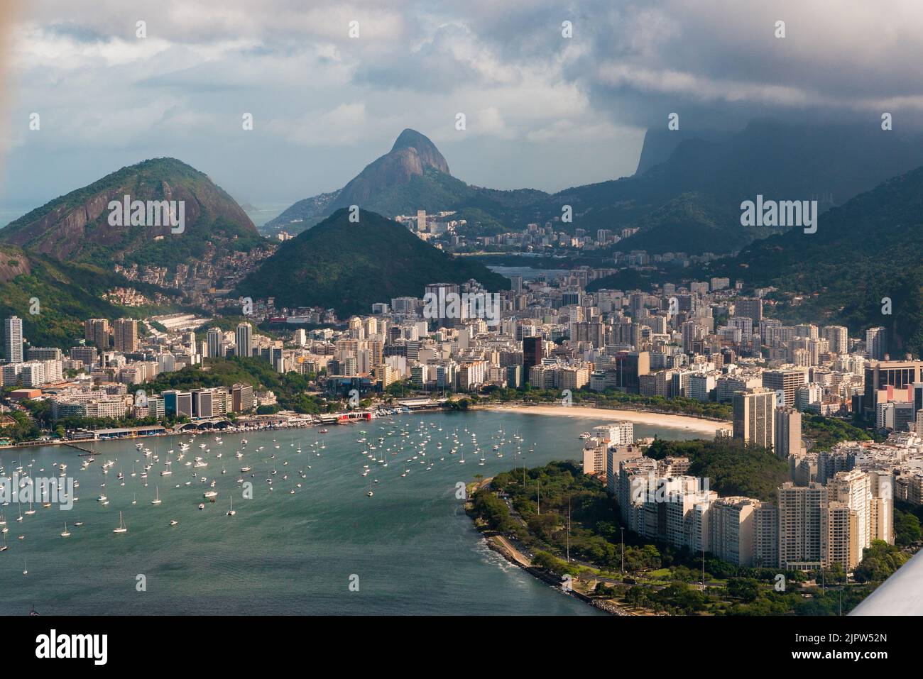 Vue aérienne de Rio de Janeiro avec les montagnes et le quartier de Botafogo Banque D'Images