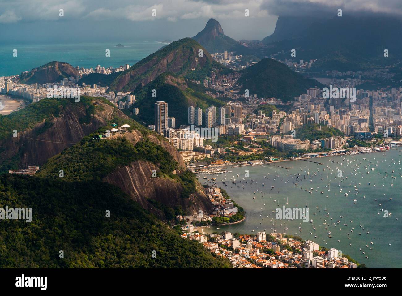Vue aérienne de Rio de Janeiro avec les montagnes et le quartier de Botafogo Banque D'Images