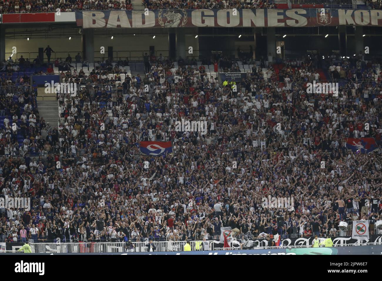 Fans de Lyon Bad Gones lors du championnat français Ligue 1 de football entre Olympique Lyonnais (Lyon) et ESTAC Troyes sur 19 août 2022 au stade Groupama à Decines-Charpieu près de Lyon, France - photo: Romain Biard/DPPI/LiveMedia Banque D'Images