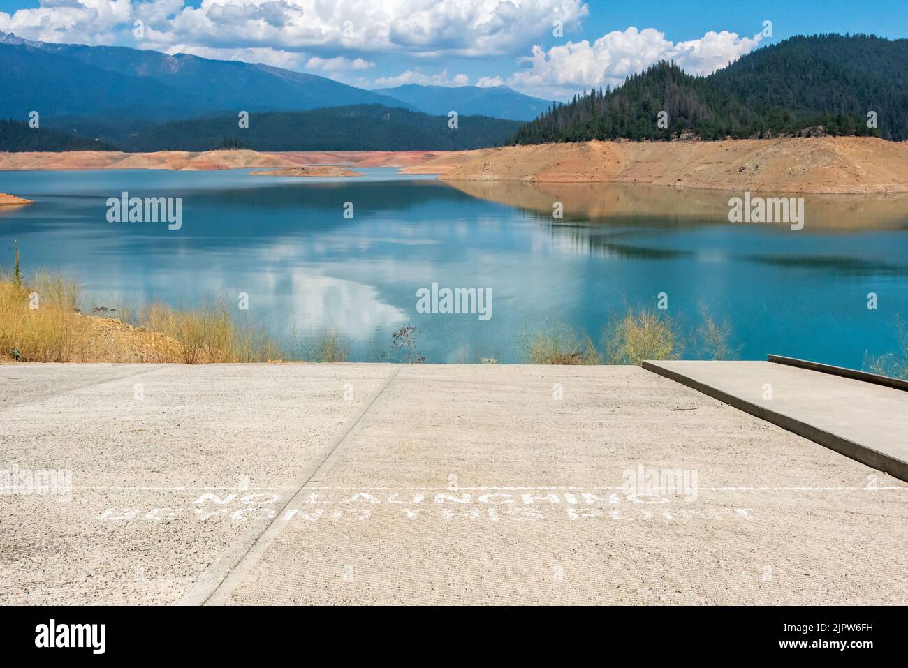 Une rampe de mise à l'eau descend de plusieurs étages au-dessus du niveau de l'eau à Trinity Lake, abandonnée, en raison de la sécheresse sévère en Californie: Pas de lancement au-delà... Banque D'Images