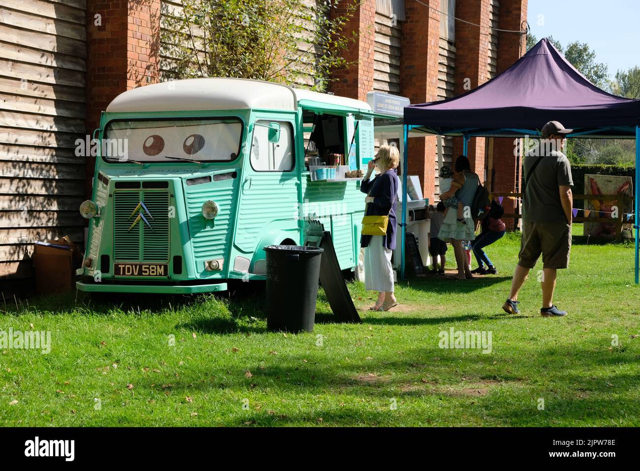 Minibus français vintage 40s converti en café mobile et magasin d'alimentation Banque D'Images