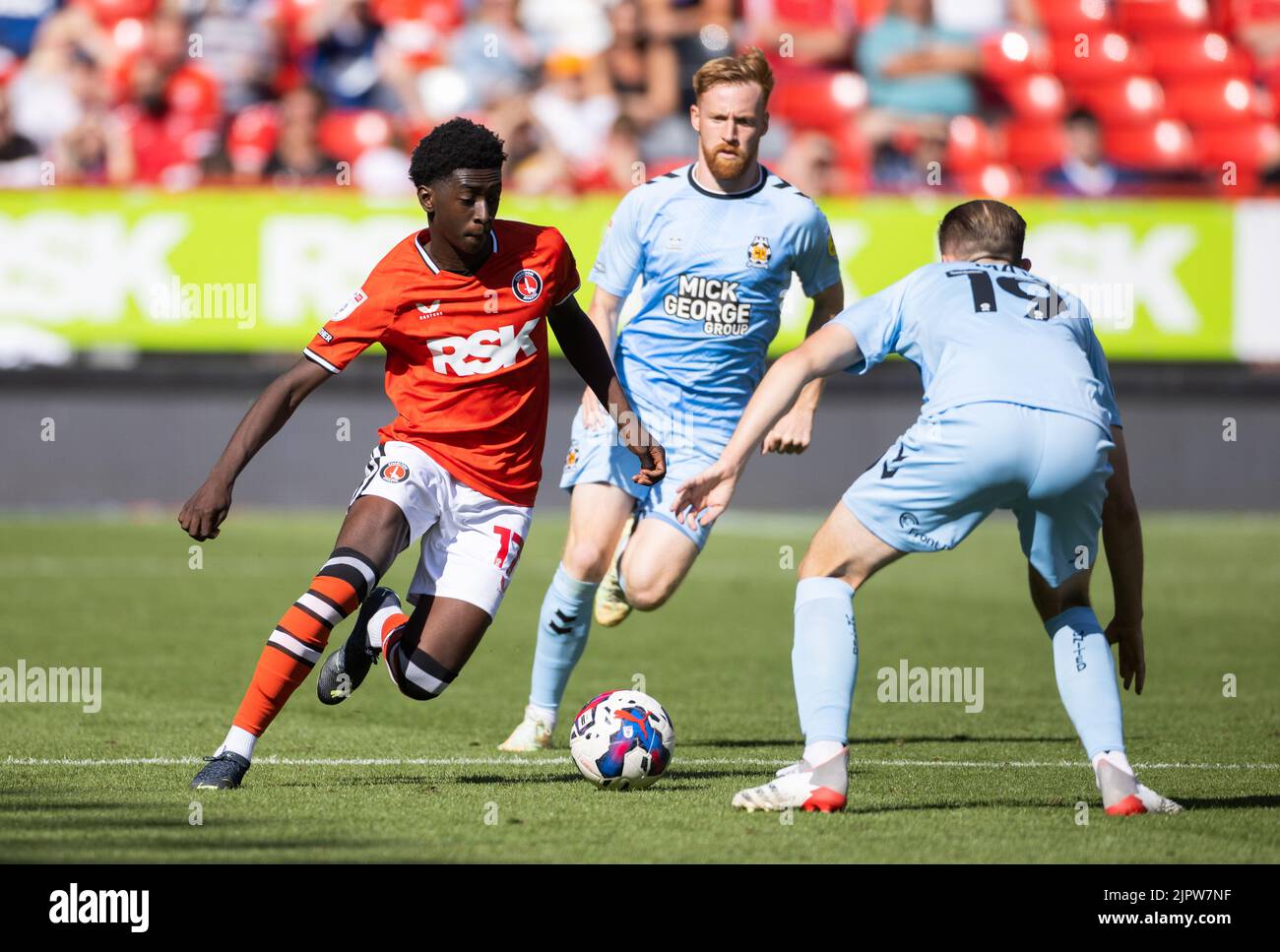 Charlton Athletic Jes Rak-Sakyi (à gauche) se déplace autour de Adam May (à droite) de Cambridge United lors du match Sky Bet League One à la Valley, Londres. Date de la photo: Samedi 20 août 2022. Banque D'Images