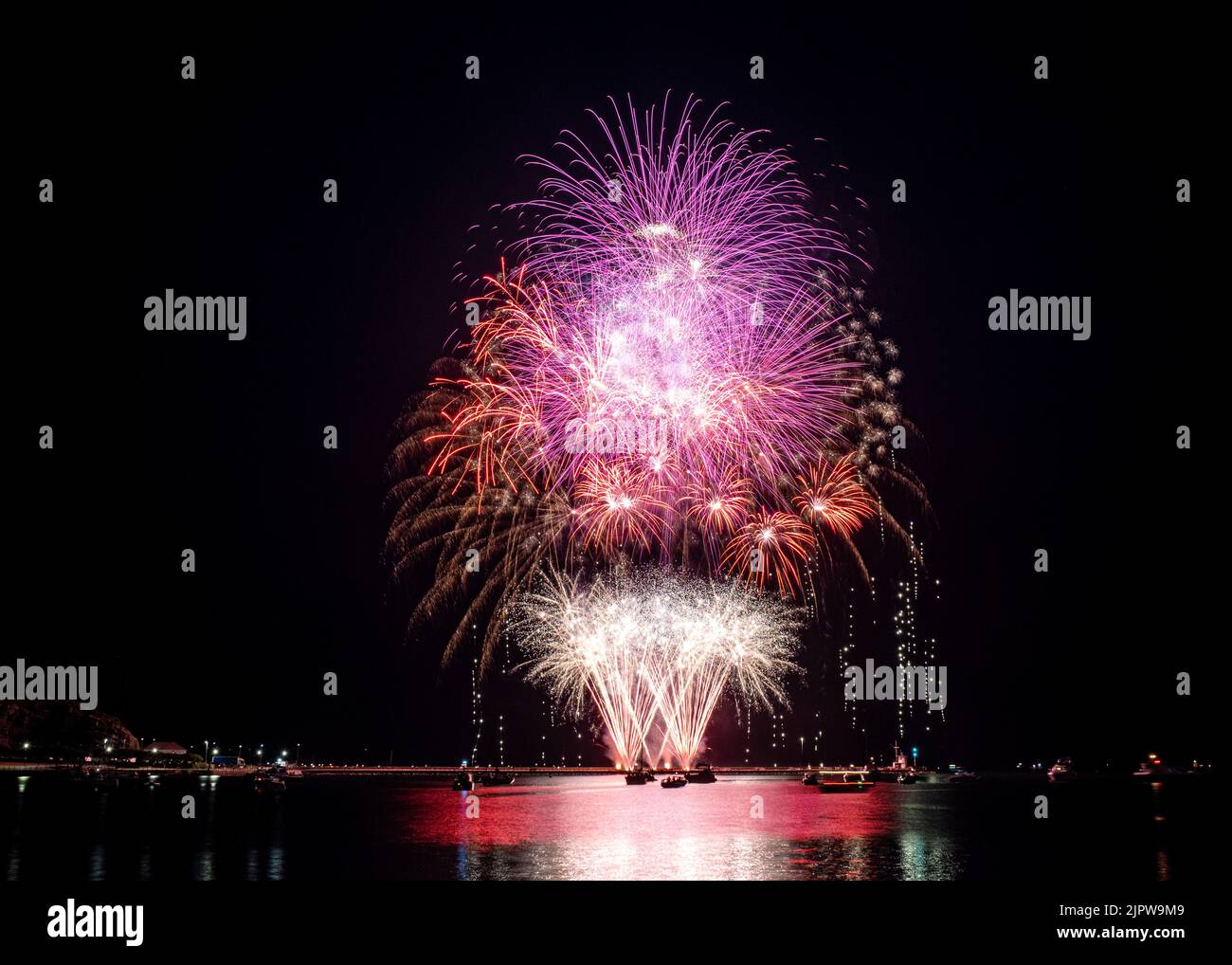 Explosions de feu au-dessus du port à partir de la batterie Queen Annes dans le cadre des 2022 championnats britanniques de feu qui se sont tenus à Plymouth, Devon. Afficher par Banque D'Images