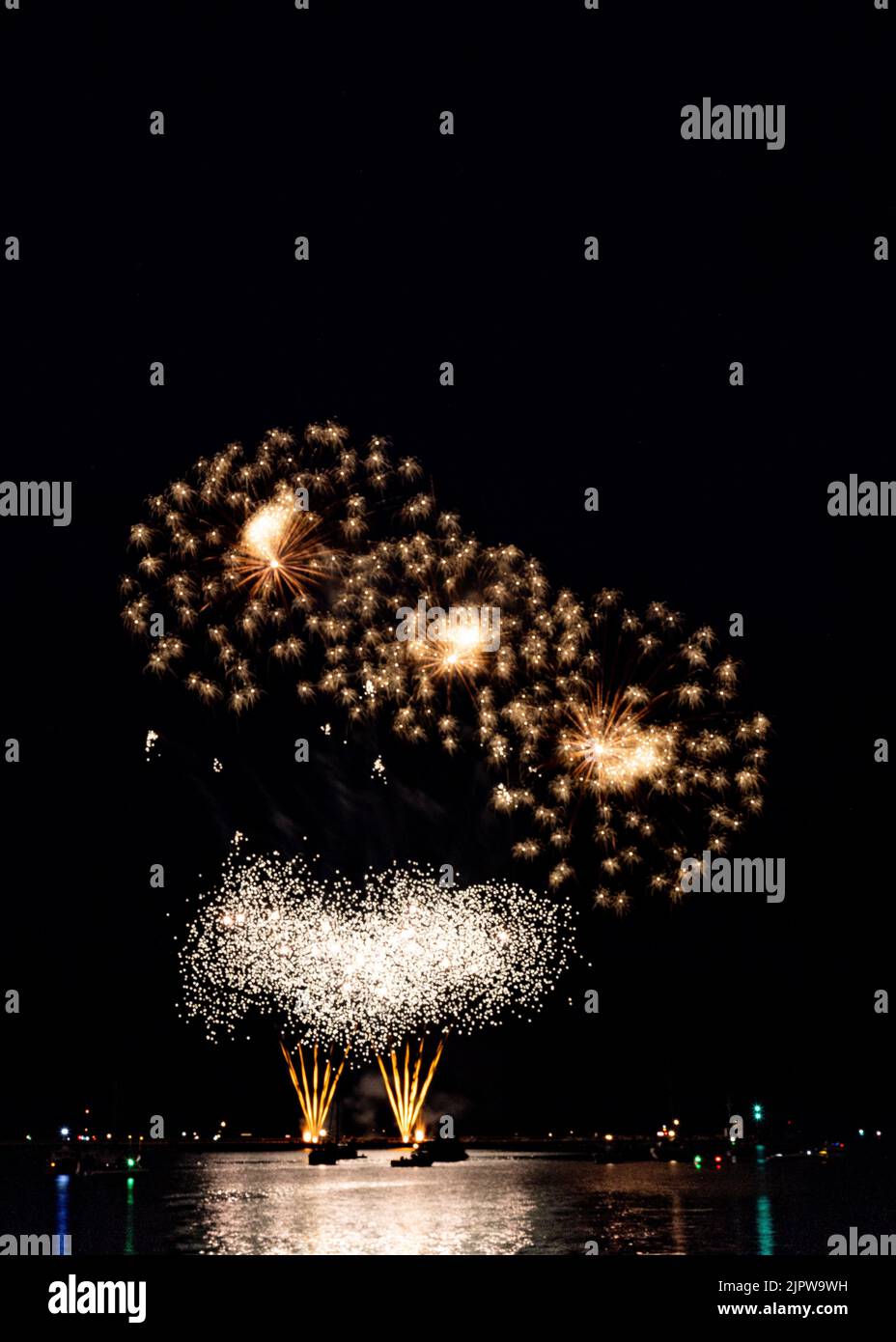 Explosions de feu au-dessus du port à partir de la batterie Queen Annes dans le cadre des 2022 championnats britanniques de feu qui se sont tenus à Plymouth, Devon. Afficher par Banque D'Images