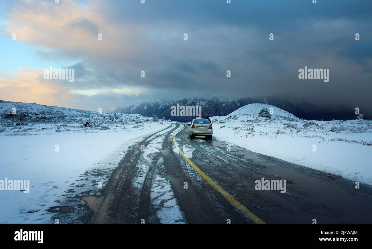 Carro em uma estrada com neve nos Andes, próximo a Bariloche, na Argentine Banque D'Images