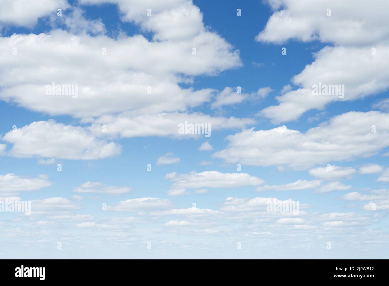 Beau ciel nuageux avec cumulus nuages Banque D'Images