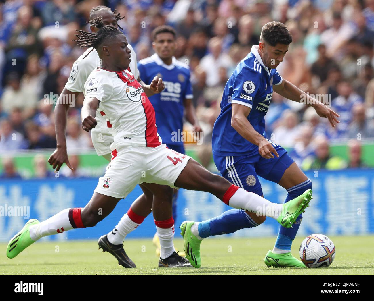 Leicester, Royaume-Uni. 20th août 2022. Romeo Lavia de Southampton défie Ayoze Perez de Leicester City (R) lors du match de la Premier League au King Power Stadium de Leicester. Crédit photo à lire : Darren Staples/Sportimage crédit : Sportimage/Alay Live News Banque D'Images