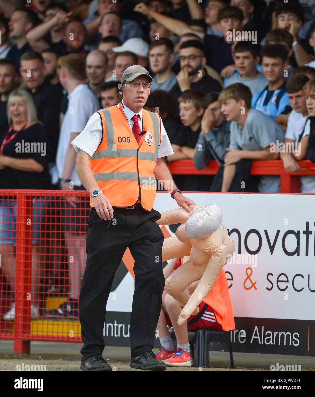 Un steward éjecte une femme gonflable depuis le sol lors du match EFL League Two entre Crawley Town et AFC Wimbledon au Broadfield Stadium , Crawley , Royaume-Uni - 20th août 2022 usage éditorial uniquement. Pas de merchandising. Pour les images de football, les restrictions FA et Premier League s'appliquent inc. Aucune utilisation Internet/mobile sans licence FAPL - pour plus de détails, contactez football Dataco Banque D'Images