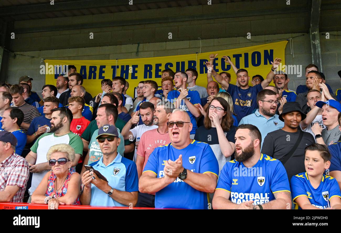 AFC Wimbledon fans lors du match EFL League Two entre Crawley Town et AFC Wimbledon au Broadfield Stadium , Crawley , Royaume-Uni - 20th août 2022 usage éditorial uniquement. Pas de merchandising. Pour les images de football, les restrictions FA et Premier League s'appliquent inc. Aucune utilisation Internet/mobile sans licence FAPL - pour plus de détails, contactez football Dataco Banque D'Images