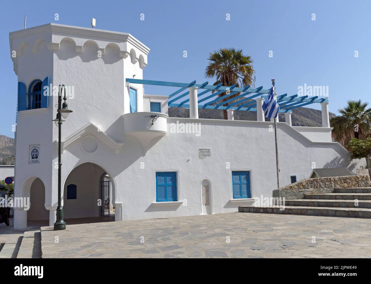 Le poste de police Italianate à Livadia, Tilos. Avec voiture de police. Grèce Banque D'Images