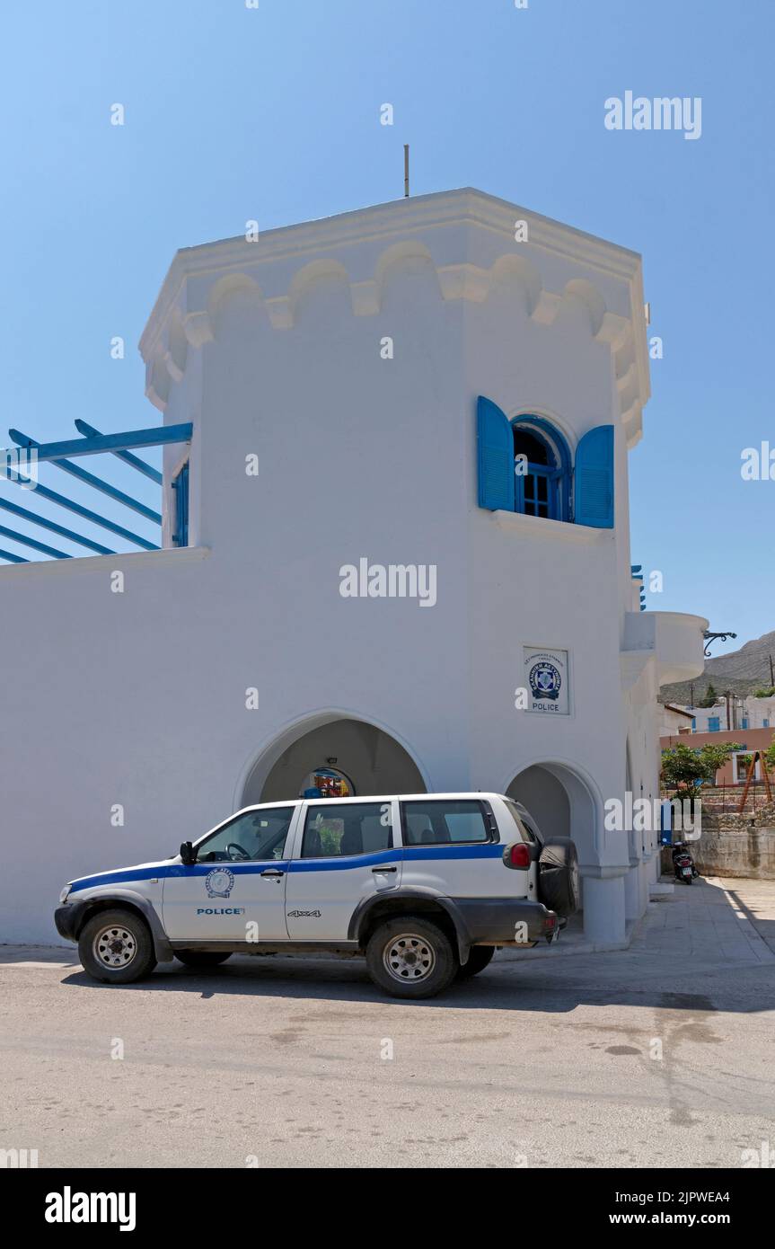 Le poste de police Italianate à Livadia, Tilos. Avec voiture de police. Grèce Banque D'Images