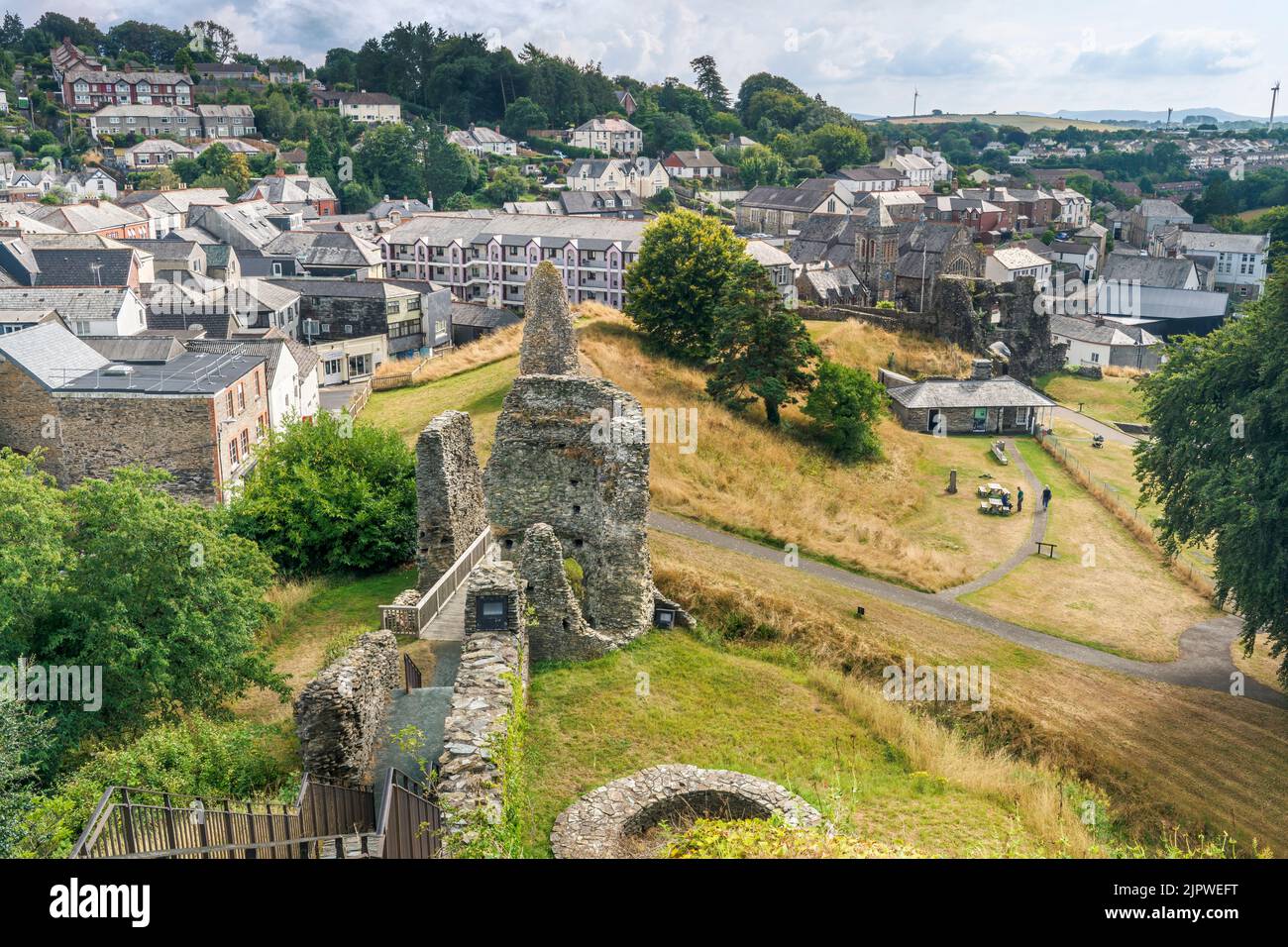 Dominant le paysage environnant, le château de Launceston a commencé juste après la conquête normande, avec la pièce maîtresse étant le 13th siècle autour de Banque D'Images