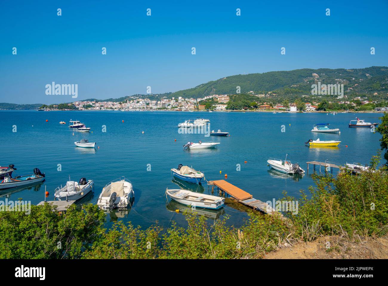 Vue sur les bateaux et la ville de Skiathos, l'île de Skiathos, les îles Sporades, les îles grecques, la Grèce, Europe Banque D'Images