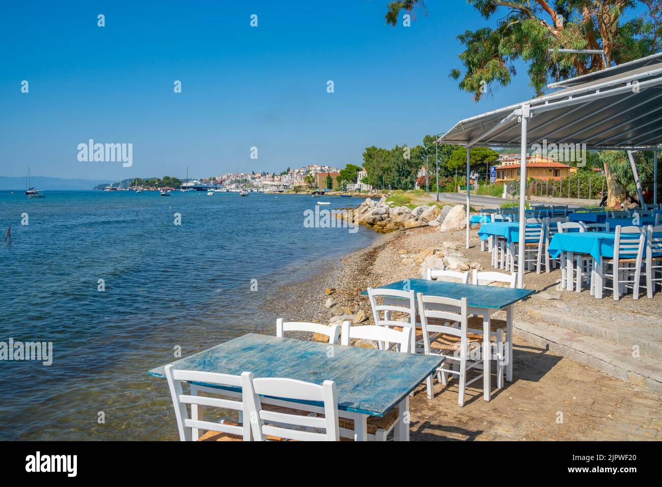 Vue sur la ville de Skiathos depuis le restaurant, l'île de Skiathos, les îles Sporades, les îles grecques, la Grèce, Europe Banque D'Images