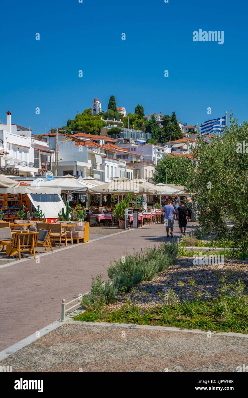 Vue sur le restaurant de bord de route coloré dans la ville de Skiathos, l'île de Skiathos, les îles Sporades, les îles grecques, la Grèce, Europe Banque D'Images