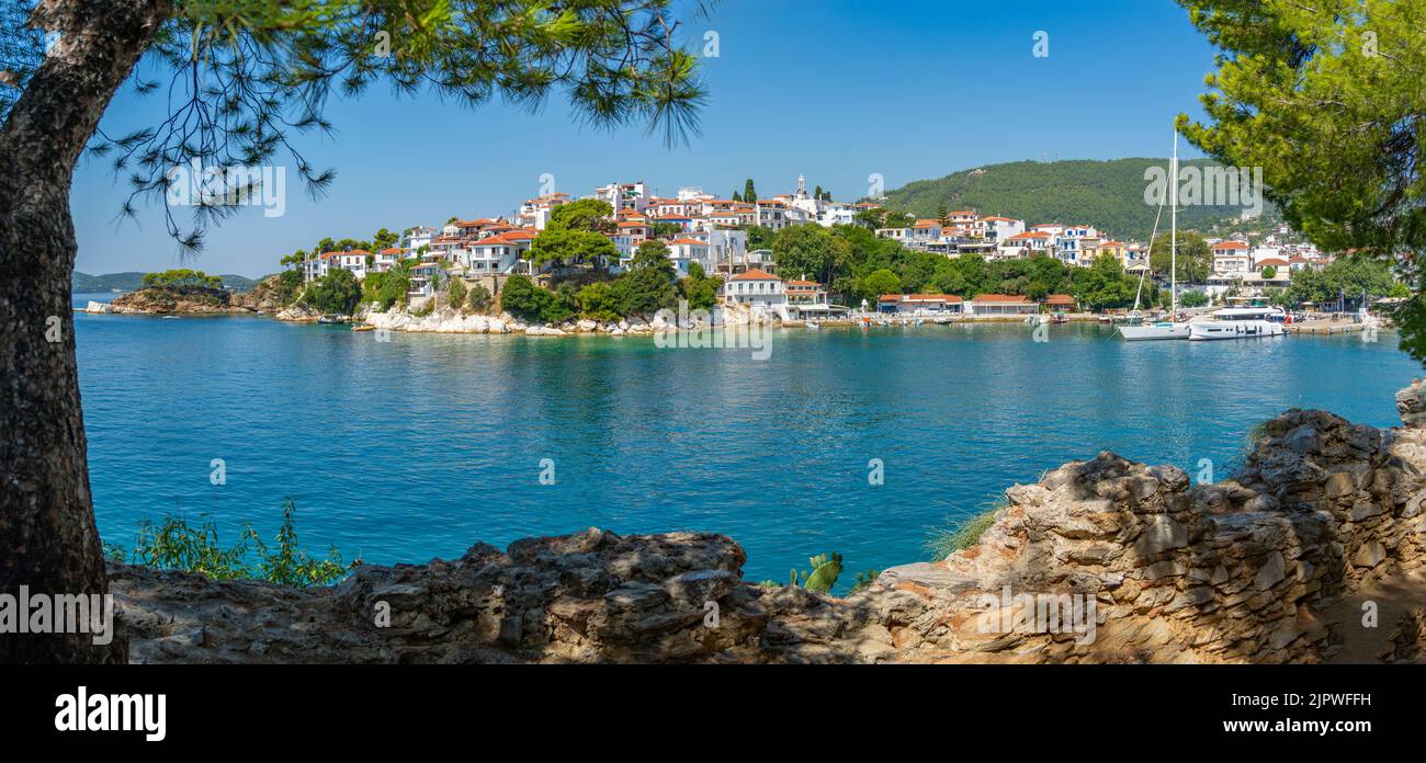 Vue sur le vieux port de Skiathos Belvedere et la ville de Skiathos, l'île de Skiathos, les îles Sporades, les îles grecques, la Grèce, Europe Banque D'Images